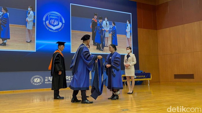 Ketua DPR Puan Maharani menerima gelar Dr Honoris Causa dari PKNU, Busan. (Ahmad Toriq/detikcom)