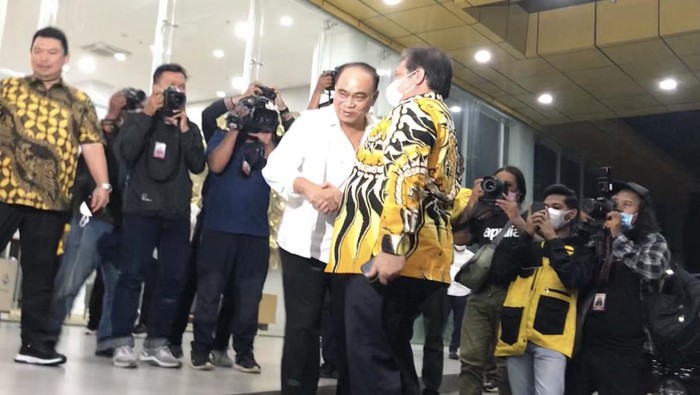 Ketua Umum Partai Golkar Airlangga Hartarto menggelar pertemuan dengan gabungan relawan Jokowi (Firda-detikcom)