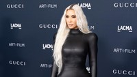 Penampilan Kim Kardashian yang mencolok dengan gaun hitam dan rambut pirang. Foto: FilmMagic/Axelle/Bauer-Griffin