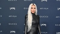 Sosialita 42 tahun itu memakai gaun serba hitam ketat menampilkan bentuk tubuhnya. Foto: FilmMagic/Axelle/Bauer-Griffin