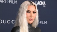 Rambutnya yang dicat membuatnya makin bersinar di antara gaun hitam-hitam. Foto: FilmMagic/Axelle/Bauer-Griffin