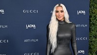 Kim Kardashian juga tampil dengan sarung tangan dan sepatu hitam senada.  Foto: FilmMagic/Axelle/Bauer-Griffin