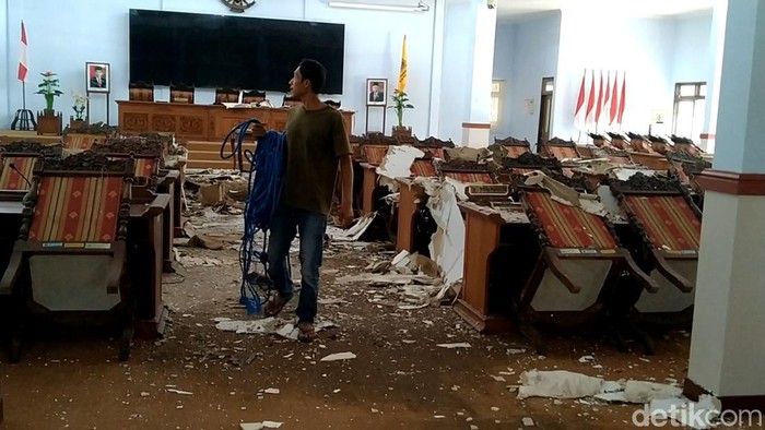 Kondisi ruang rapat paripurna Gedung DPRD Kabupaten Pekalongan yang terdampak terjangan angin puting beliung pada Minggu (6/11) siang. Foto diambil Senin (7/11/2022). Kondisi ruang rapat paripurna Gedung DPRD Kabupaten Pekalongan yang terdampak terjangan angin puting beliung pada Minggu (6/11) siang. Foto diambil Senin (7/11/2022).