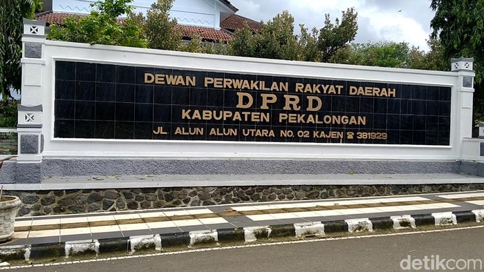 Kondisi ruang rapat paripurna Gedung DPRD Kabupaten Pekalongan yang terdampak terjangan angin puting beliung pada Minggu (6/11) siang. Foto diambil Senin (7/11/2022).
