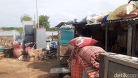Terlihat banyak barang milik warga yang dikeluarkan di depan rumah agar lekas kering oleh sinar matahari langsung. Foto: Afzal Nur Iman/detikJateng