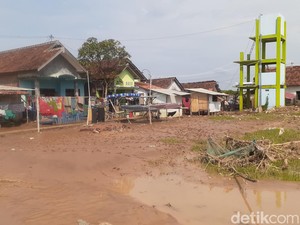 Korban Banjir di Mangkang Wetan Semarang Minta Bantuan Bersih-bersih Lumpur