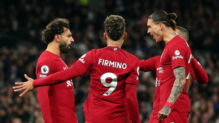 LONDON, ENGLAND - NOVEMBER 06:  Mohamed Salah of Liverpool celebrates scoring his 1st goal with Roberto Firmino and Darwin Nunez during the Premier League match between Tottenham Hotspur and Liverpool FC at Tottenham Hotspur Stadium on November 6, 2022 in London, United Kingdom. (Photo by Marc Atkins/Getty Images)