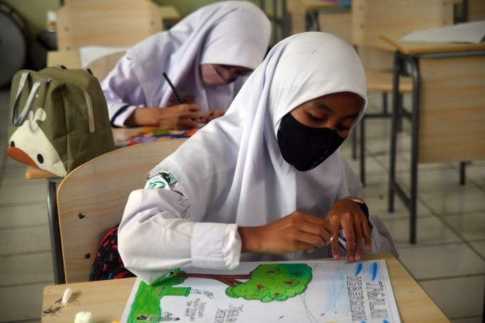 Peserta mengikuti lomba membuat poster dalam Lomba Bahasa dan Sastra Indonesia di SMAN 5 Kota Bogor, Jawa Barat, Senin (7/11/2022). Lomba yang diikuti sebanyak 505 peserta dari tingkat SMP dan SMA di wilayah Jawa Barat, DKI Jakarta dan Banten tersebut bertujuan untuk menggiatkan literasi bagi siswa agar lebih mencintai bahasa Indonesia. ANTARA FOTO/Arif Firmansyah/hp.