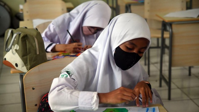 LOMBA BAHASA DAN SASTRA INDONESIA Peserta mengikuti lomba membuat poster dalam Lomba Bahasa dan Sastra Indonesia di SMAN 5 Kota Bogor, Jawa Barat, Senin (7/11/2022). Lomba yang diikuti sebanyak 505 peserta dari tingkat SMP dan SMA di wilayah Jawa Barat, DKI Jakarta dan Banten tersebut bertujuan untuk menggiatkan literasi bagi siswa agar lebih mencintai bahasa Indonesia. ANTARA FOTO/Arif Firmansyah/hp.