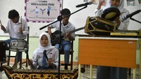 Sejumlah peserta mengikuti lomba musikalisasi puisi dalam Lomba Bahasa dan Sastra Indonesia di SMAN 5 Kota Bogor, Jawa Barat, Senin (7/11/2022).