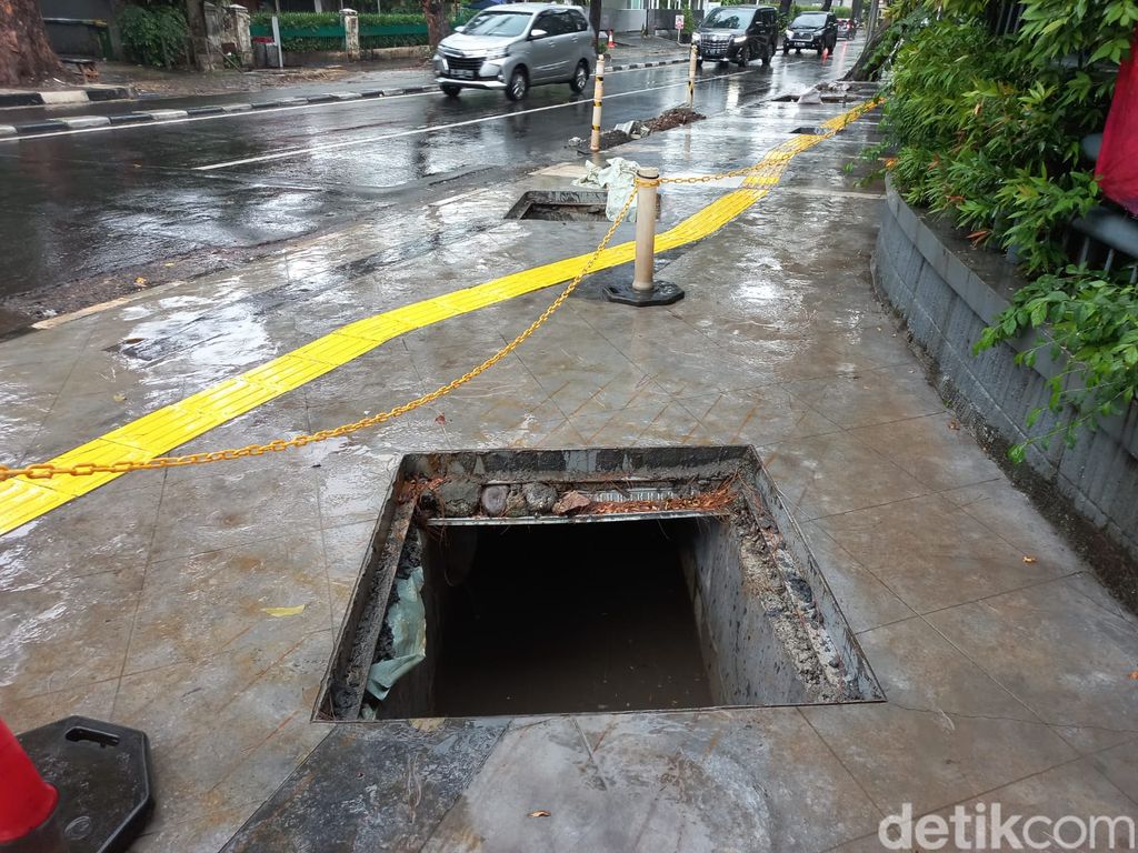 Lubang di trotoar Jl Trunojoyo dan Jl Adityawarman, Kebayoran Baru, Jaksel, 7 November 2022. (Anggi Muliawati/detikcom)