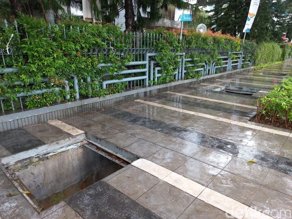 Lubang di trotoar Jl Trunojoyo dan Jl Adityawarman, Kebayoran Baru, Jaksel, 7 November 2022. (Anggi Muliawati/detikcom)