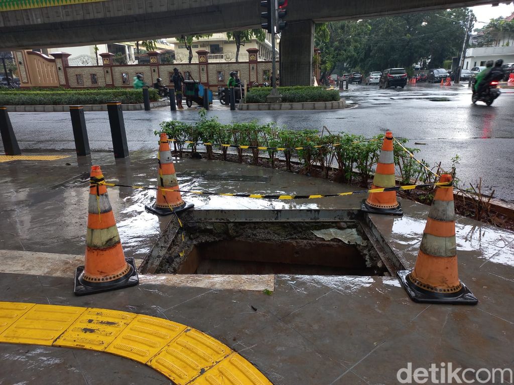 Lubang di trotoar Jl Trunojoyo dan Jl Adityawarman, Kebayoran Baru, Jaksel, 7 November 2022. (Anggi Muliawati/detikcom)