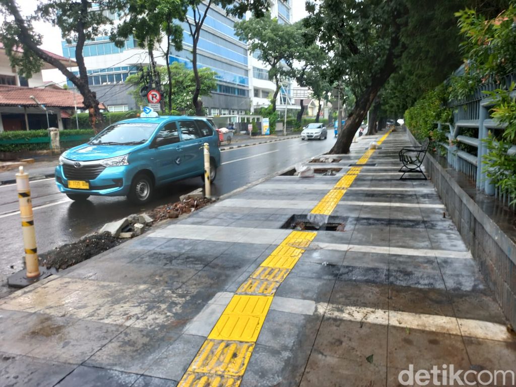 Lubang di trotoar Jl Trunojoyo dan Jl Adityawarman, Kebayoran Baru, Jaksel, 7 November 2022. (Anggi Muliawati/detikcom)