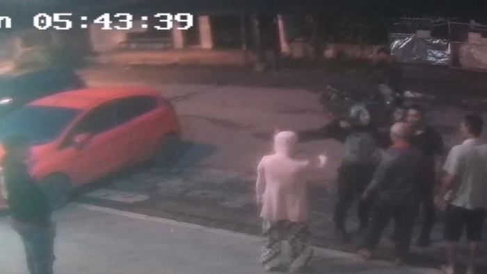Orang yang mengaku polisi bernama IR Siregar terekam CCTV saat melakukan penyerangan ke RSU Bandung di Medan. IR Siregar membuka jaketnya dan menunjukkan baju dinasnya. Istimewa