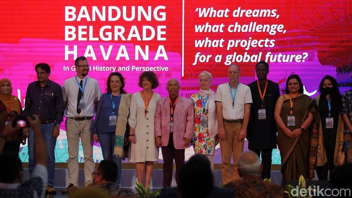 Presiden ke-5 RI Megawati Soekanoputri bicara soal perdamaian dunia pada pembukaan 'Bandung-Belgrade-Havana in Global History and Perspective'. Megawati menyampaikannya lewat video yang diputar di Gedung Arsip Nasional Republik Indonesia (ANRI), Jakarta, Senin (7/11/2022).