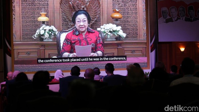 Megawati Bicara Perdamaian Dunia di Bandung-Belgrade-Havana Presiden ke-5 RI Megawati Soekanoputri bicara soal perdamaian dunia pada pembukaan 'Bandung-Belgrade-Havana in Global History and Perspective'. Megawati menyampaikannya lewat video yang diputar di Gedung Arsip Nasional Republik Indonesia (ANRI), Jakarta, Senin (7/11/2022).
