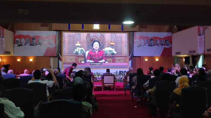 Presiden ke-5 RI Megawati Soekanoputri bicara soal perdamaian dunia saat acara Bandung-Belgrade-Havana in Global History and Perspective. Megawati mengungkap jika kondisi dunia saat ini yang mabuk dan ramai persenjataan massal.