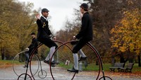 Jenis sepeda Penny Farthing cukup tinggi dan unik, karena memiliki dua roda yang masing-masing berukuran besar dan kecil dengan pedal yang dipasang langsung pada poros roda.