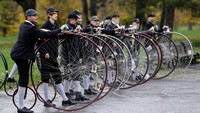 Peserta yang mengenakan kostum sejarah berdiri di samping sepeda roda tinggi mereka sebelum lomba tahunan di Praha, Republik Ceko, Sabtu (5/11/2022).