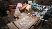 Perajin menyelesaikan pembuatan kerajinan kayu di Kawasan Wedoro, Sidoarjo, Jawa Timur, Senin (7/11/2022).