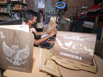Melihat Kerajinan Kayu yang Resmi Jadi Suvenir KTT G20