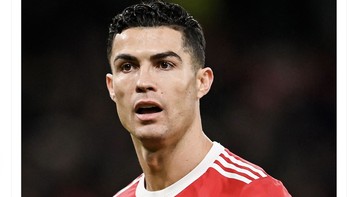 Ronaldo jadi kapten MU saat semalam melawan Aston Villa setelah cukup lama tidak mengenakan ban kapten. Foto: Twitter