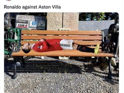 Meme Ronaldo Terkapar Saat MU Dihajar Aston Villa