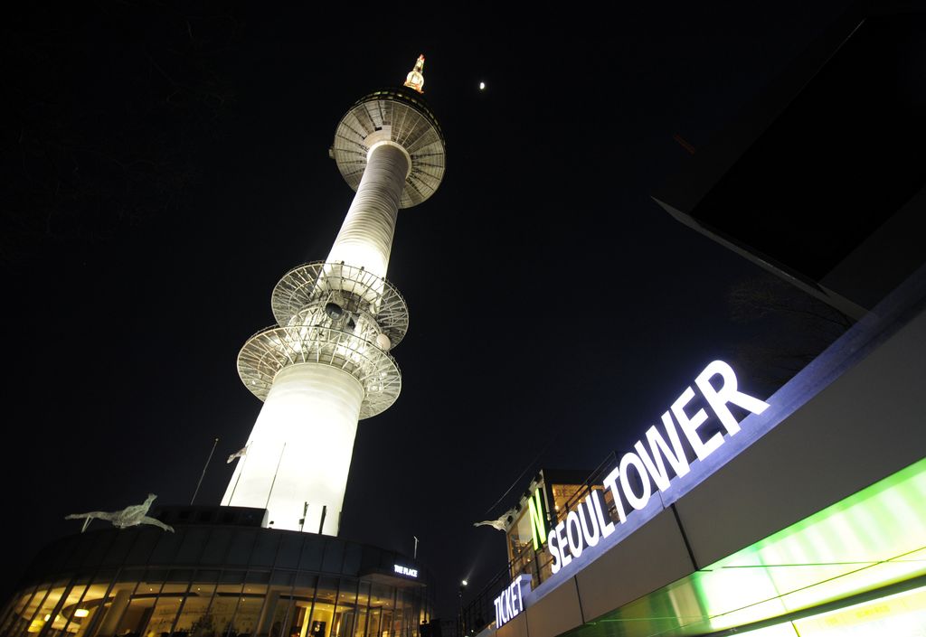 N Seoul Tower terlihat di puncak gunung Nam di Seoul. Menara ini didirikan sebagai menara gelombang listrik total pertama di Korea yang mengirim siaran TV dan radio di wilayah metropolitan Seoul pada tahun 1969. (JUNG YEON-JE/AFP via Getty Images)