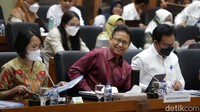 Menteri Kesehatan Budi Gunadi Sadikin (tengah), Kepala Keluarga Berencana Nasional (BKKBN) Hasto Wardoyo (kanan) dan Irjen Kemenkes Murti Utami (kiri) menghadiri rapat kerja dengan Komisi IX DPR di gedung Parlemen, Jakarta, Senin (7/11/22).