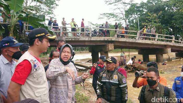 Mensos Risma saat meninjau penanganan banjir Trenggalek
