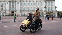 Para peserta riang gembira saat mengikuti acara Brighton Veteran Car Run. (Kirsty OConnor/Getty Images)
