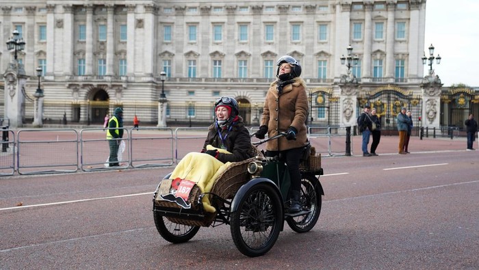 Mobil-mobil Klasik nan Antik Wara-wiri di London Participants in the RM Sotheby's London to Brighton Veteran Car Run pass Buckingham Palace, London. Picture date: Sunday November 7, 2021. (Photo by Kirsty O'Connor/PA Images via Getty Images)
