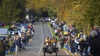 Untuk mengurangi kemacetan, rute perjalanan dibagi menjadi dua. Grup pertama melintasi Westminster Bridge dan mengambil rute tradisional A23 melalui Kennington, Brixton dan Streatham. (Steve Parsons/Getty Images)