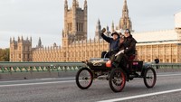 Grup kedua menyeberangi Sungai Thames melalui Jembatan Lambeth, kemudian mengikuti A3, A24, A217 dan A236 melewati Clapham Common. (Wiktor Szymanowicz/Getty Images)