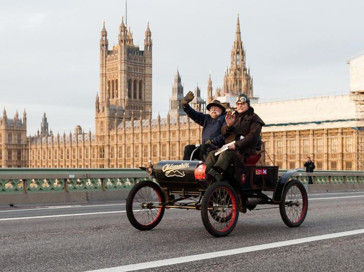 Mobil-mobil Klasik nan Antik Wara-wiri di London, Nih Potretnya