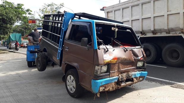 Mobil pikap yang terlibat kecelakaan beruntun diderek dibawa ke Mako Satlantas Polres Boyolali, Senin (7/11/2022).