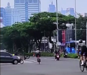Harmoni mobil vs roadbike, Jakarta Pusat, 5 November 2022. (Talk Instagram Ahmad Sahroni)