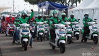 Puluhan kendaraan listrik mengikuti touring Jakarta-Bali.