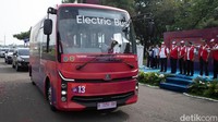 Mulai dari bus listrik, mobil listrik, truk listrik, dan motor listrik memeriahkan touring yang akan menempuh jarak sejauh 1.250 km. 