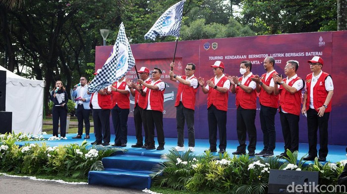 Momen Menhub Lepas Touring Kendaraan Listrik Jakarta-Bali Kemenhub menggelar touring kendaraan listrik berbasis baterai Jakarta-Bali. Pelepasan touring dilakukan oleh Menhub Budi Karya Sumadi di Monas, Jakarta, Senin (7/11).