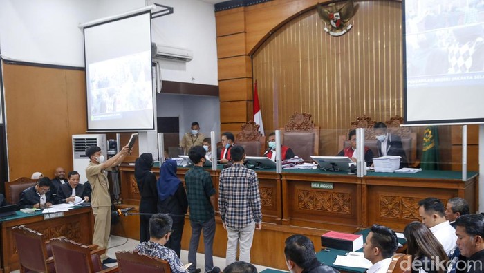 Sidang lanjutan kasus pembunuhan berencana Brigadir J dengan terdakwa Bharada E, Kuat Maruf dan Bripka Ricky digelar di PN Jaksel hari ini. Begini momennya.