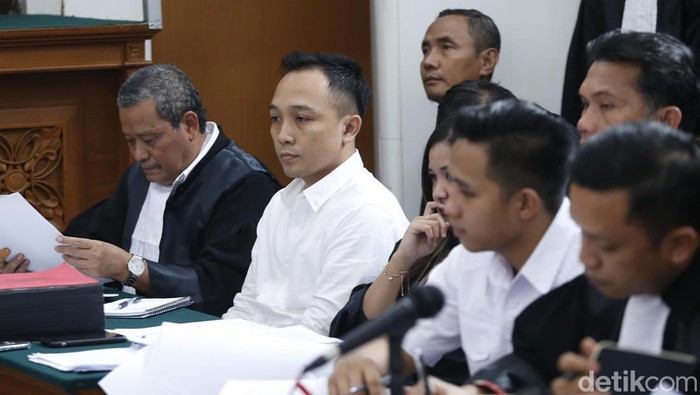 Sidang lanjutan kasus pembunuhan berencana Brigadir J dengan terdakwa Bharada E, Kuat Maruf dan Bripka Ricky digelar di PN Jaksel hari ini. Begini momennya.