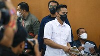 Pantauan detikcom di Pengadilan Negeri Jakarta Selatan, Senin (7/11/2022), Bharada Eliezer tiba lebih dulu. Eliezer nampak mengenakan kemeja putih dan celana hitam.