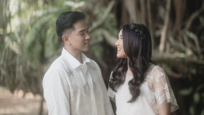 Momen prewedding Kaesang-Erina Gudono di depan pohon beringin. Momen prewedding Kaesang-Erina Gudono di depan pohon beringin.
