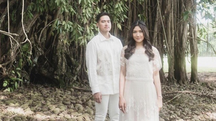 Momen prewedding Kaesang-Erina Gudono di depan pohon beringin.