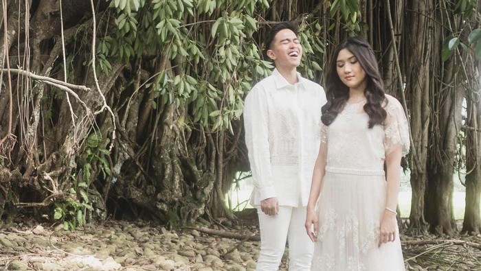 Momen prewedding Kaesang-Erina Gudono di depan pohon beringin.