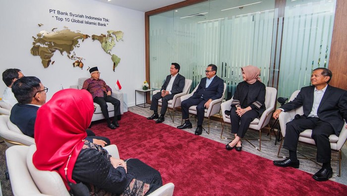 Momen Wapres Ma'ruf Amin Tinjau Kantor BSI di Dubai Wakil Presiden Ma'ruf Amin melakukan kunjungan kerja ke Uni Emirat Arab (UEA). Di sela-sela kunjungan kerja itu, Ma'ruf sempat meninjau kantor Bank Syariah Indonesia (BSI) di Dubai.