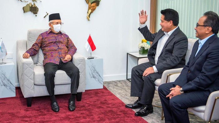 Momen Wapres Ma'ruf Amin Tinjau Kantor BSI di Dubai Wakil Presiden Ma'ruf Amin melakukan kunjungan kerja ke Uni Emirat Arab (UEA). Di sela-sela kunjungan kerja itu, Ma'ruf sempat meninjau kantor Bank Syariah Indonesia (BSI) di Dubai.