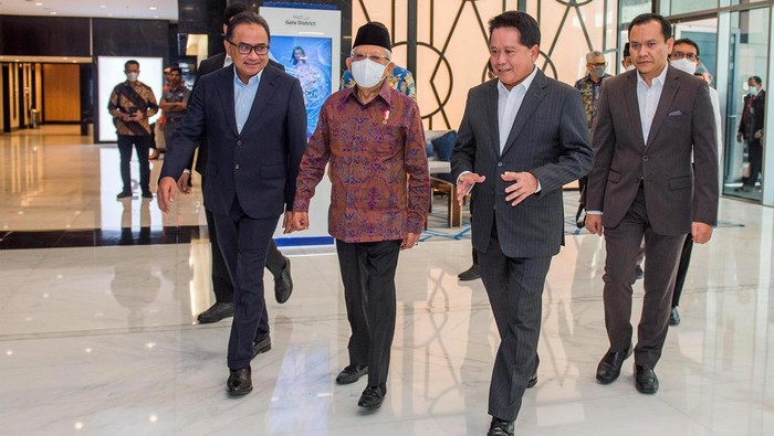 Wakil Presiden Ma'ruf Amin melakukan kunjungan kerja ke Uni Emirat Arab (UEA). Di sela-sela kunjungan kerja itu, Ma'ruf sempat meninjau kantor Bank Syariah Indonesia (BSI) di Dubai.